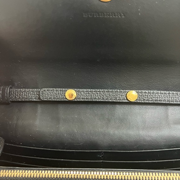 This Burberry Henley Coca Check
Derby Leather Convertible Chain bag - Picture 13 of 14